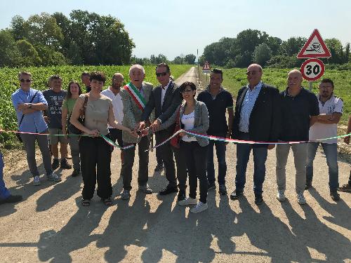 Fabio Scoccimarro, assessore regionale all'Ambiente ed Energia e il sindaco di Staranzano Riccardo Marchesan, durante l'inaugurazione della strada golenale di accesso alla Riserva naturale regionale dell'Isola della Cona